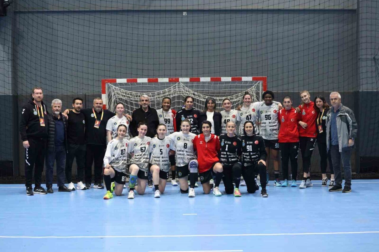 Kadınlar Hentbol Süper Ligi’nde zirvede yer alan Bursa Büyükşehir Belediyespor,