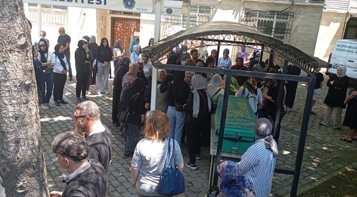Bursa’nın Nilüfer ilçesinde bayram temizliği yaptığı sırada cam silerken binanın
