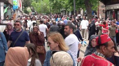 Kurban Bayramı öncesi Bursa çarşısında alışveriş yoğunluğu artarken, kasap ve