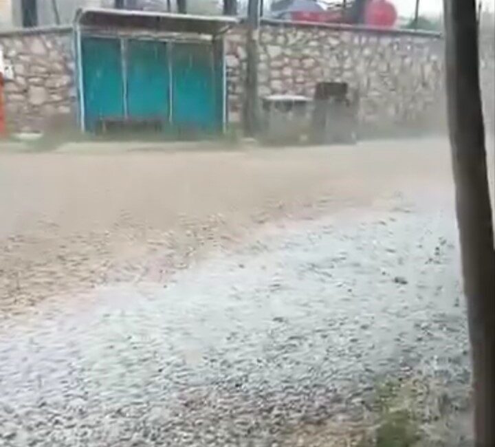 Bursa’nın Keles ilçesinde etkili olan dolu yağışı vatandaşlara zor anlar