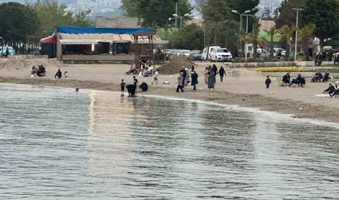 Bursa’nın Mudanya ve Gemlik ilçelerinde hava sıcaklıklarının yükselmesiyle birlikte gençler