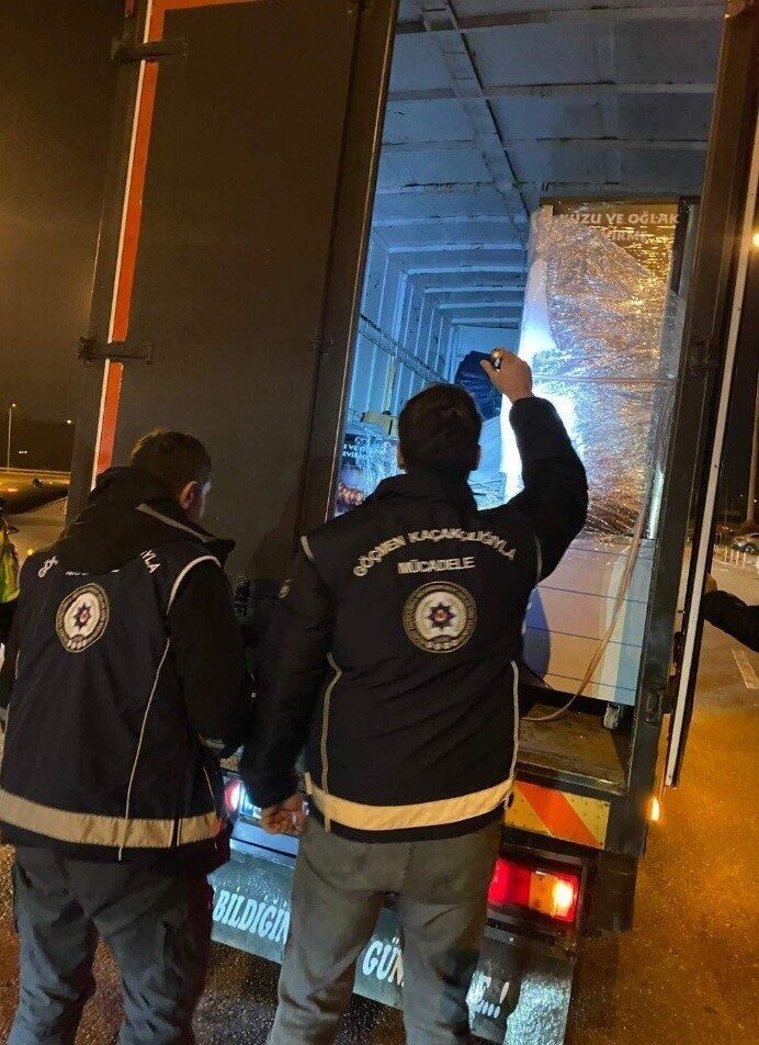 Bursa’da polis ekiplerince düzensiz göçle mücadele kapsamında gerçekleştirilen huzur uygulamasında