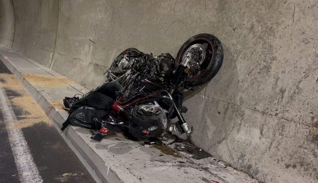 Bursa’da Orhaneli yolunda otomobilin çarptığı motosikletin sürücüsü profesyonel seslendirme sanatçısı