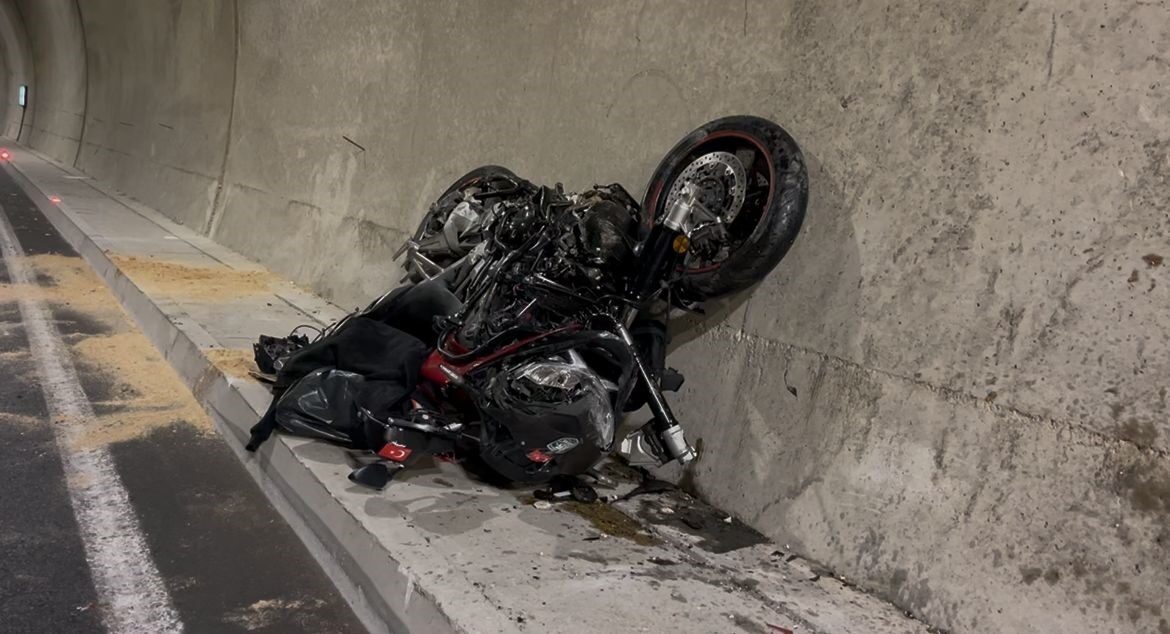 Bursa’da Orhaneli yolunda otomobilin çarptığı motosikletin sürücüsü profesyonel seslendirme sanatçısı