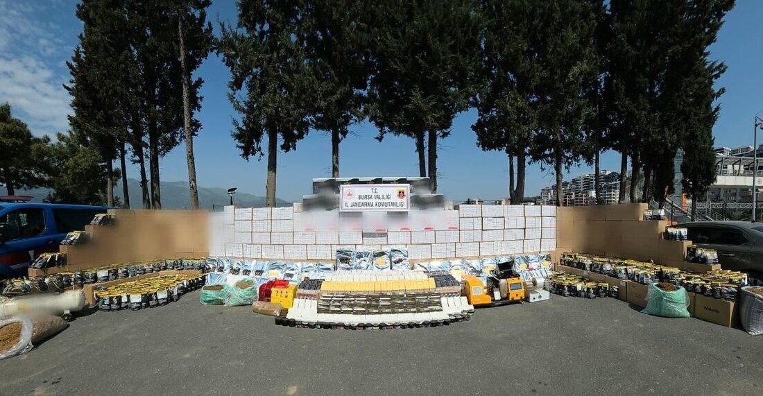 Bursa’da jandarma ekiplerinin düzenlediği operasyonda milyonlarca bandrolsüz makaron ve tonlarca
