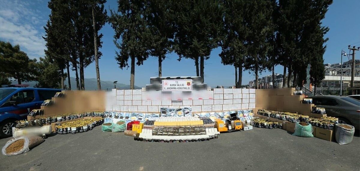 Bursa’da jandarma ekiplerinin düzenlediği operasyonda milyonlarca bandrolsüz makaron ve tonlarca
