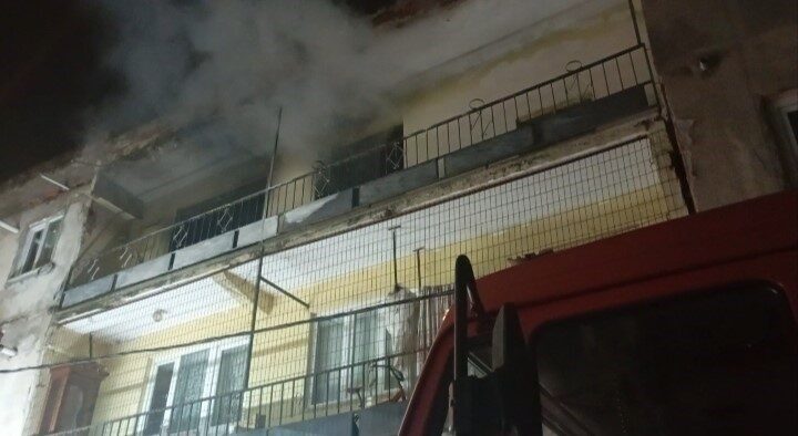 Bursa’da 3 katlı binada çıkan yangın mahalle sakinlerinde paniğe yol