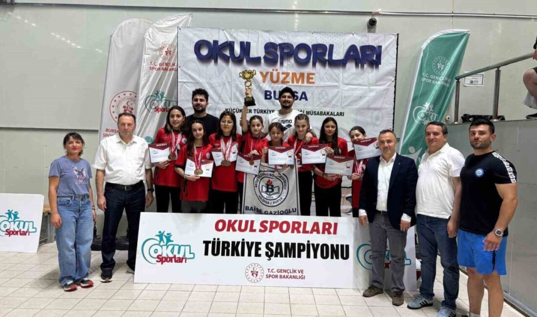 Bursa Baise Gazioğlu Bosut Ortaokulu öğrencileri Küçük Kızlar Yüzme Şampiyonasında