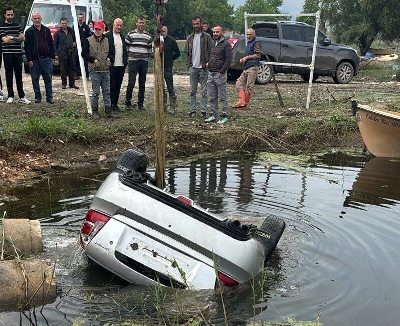Bursa’da kontrolden çıkan otomobil Ulubat Gölü’ne uçtu. AFAD ekiplerinin gölden