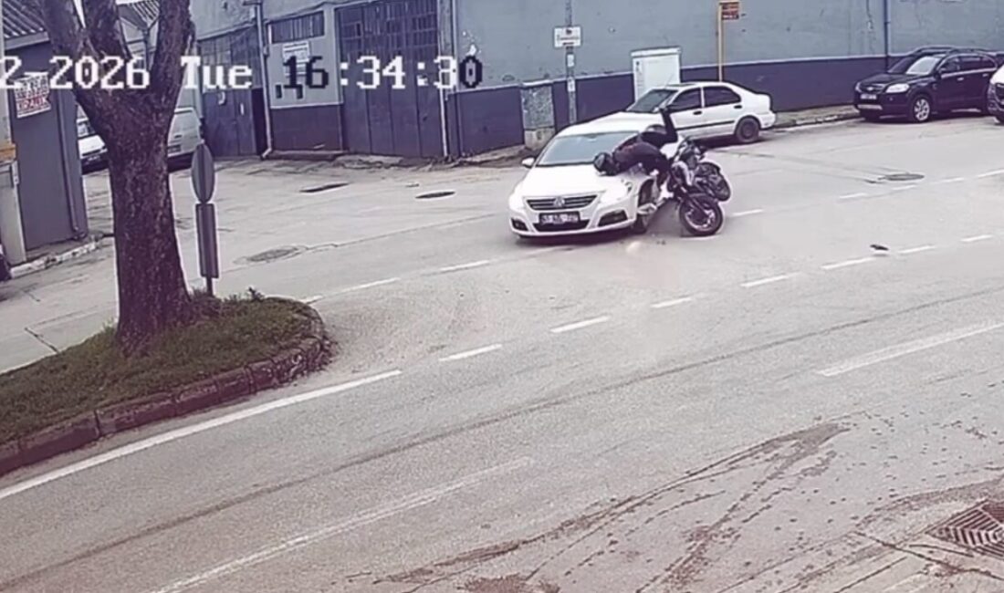 Bursa’da otomobil ile motosikletin çarpıştığı kazada motosiklet sürücüsü yaralanırken kaza