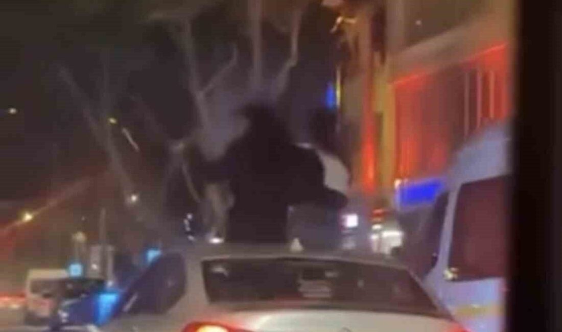 Bursa’da seyir halindeki aracın sunroofundan çıkarak tavanına oturan iki şahıs,