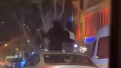Bursa’da seyir halindeki aracın sunroofundan çıkarak tavanına oturan iki şahıs,