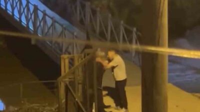 Bursa’da iki kişi arasında çıkan tartışma kısa sürede kavgaya dönüştü.