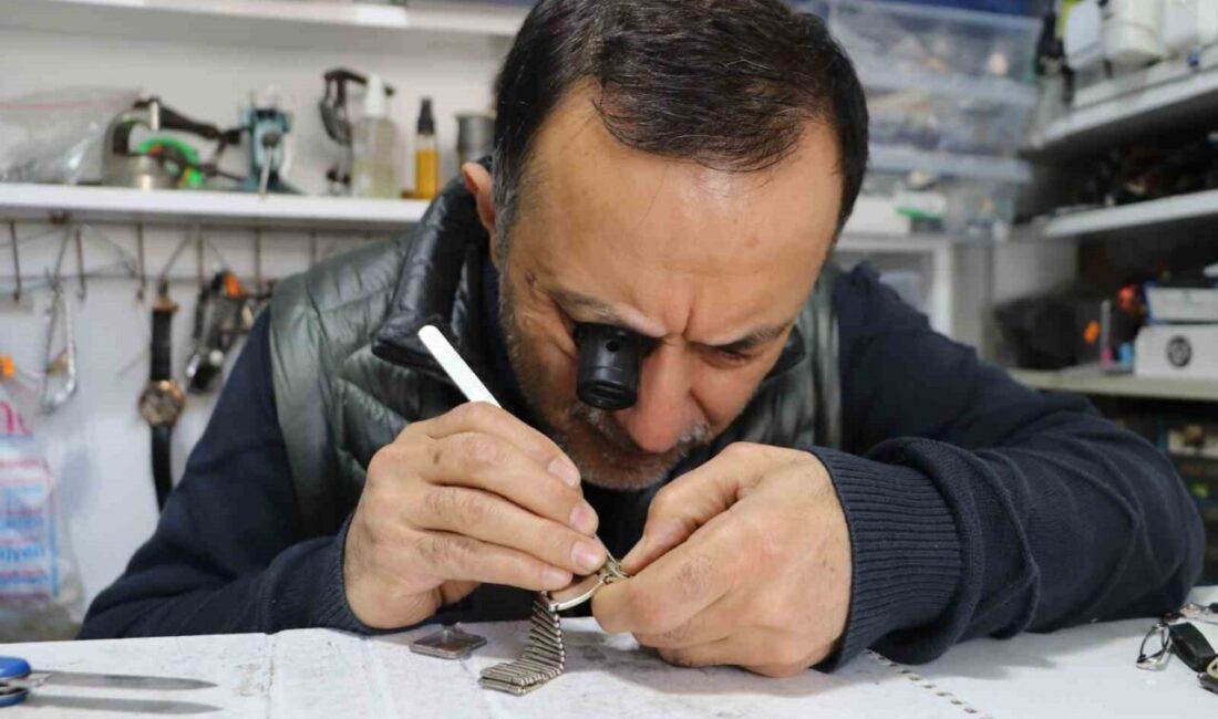 Eskişehir’de çıraklıktan yetişen saat tamircisi Harun Özden, saat alırken ve