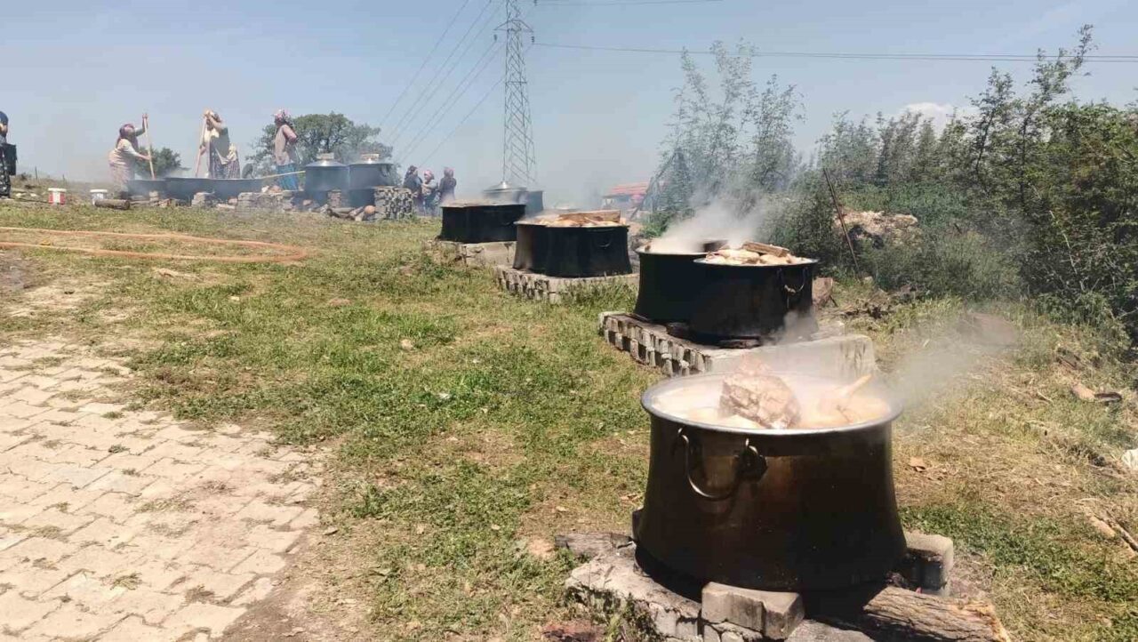 Denizli’nin Çal ilçesine bağlı Çalçakırlar Mahallesi’nde Hıdırellez Bayramı büyük bir