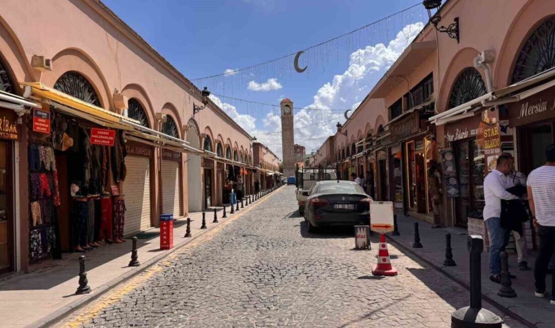 Adana’nın simgelerinden tarihi Büyük Saat ve civarındaki çarşı esnafı, belediyeye