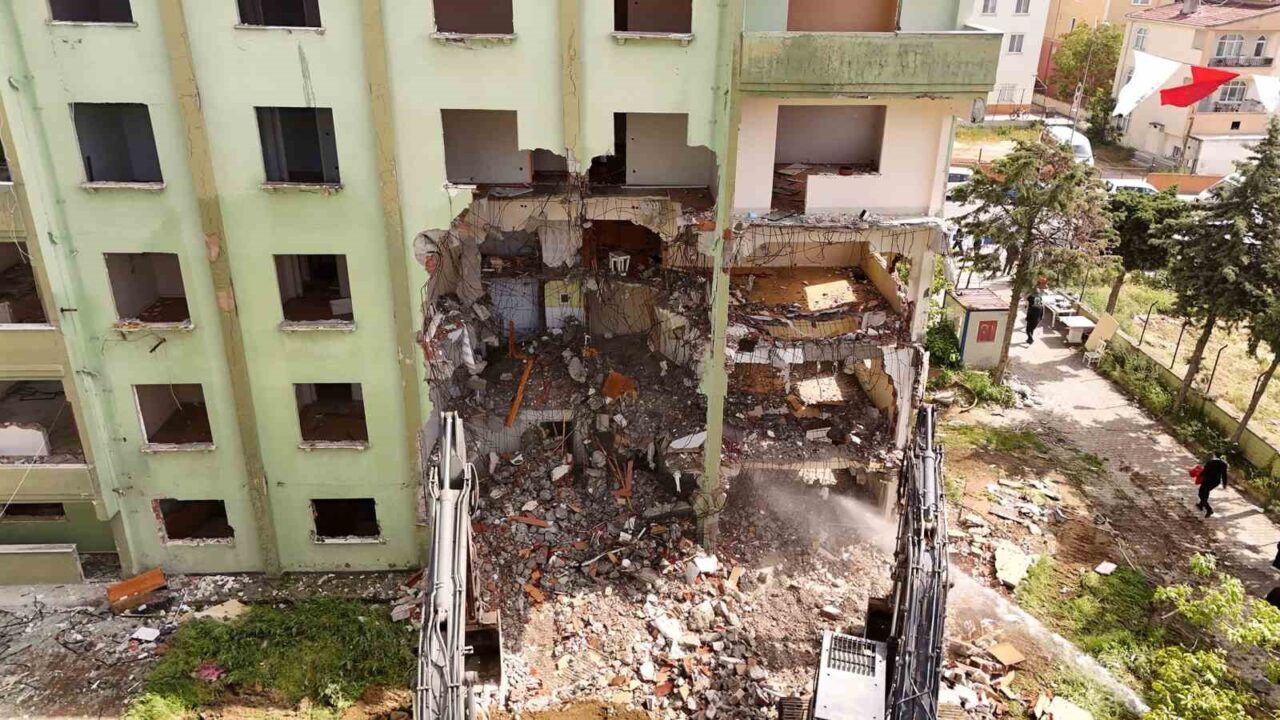 Büyükçekmece’de 1990 yılında inşa edilmiş 3 blok 40 bağımsız bölümden