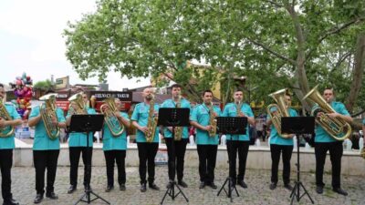Bursa Büyükşehir Belediye Bandosu, açık havada verdiği konserlerde en sevilen