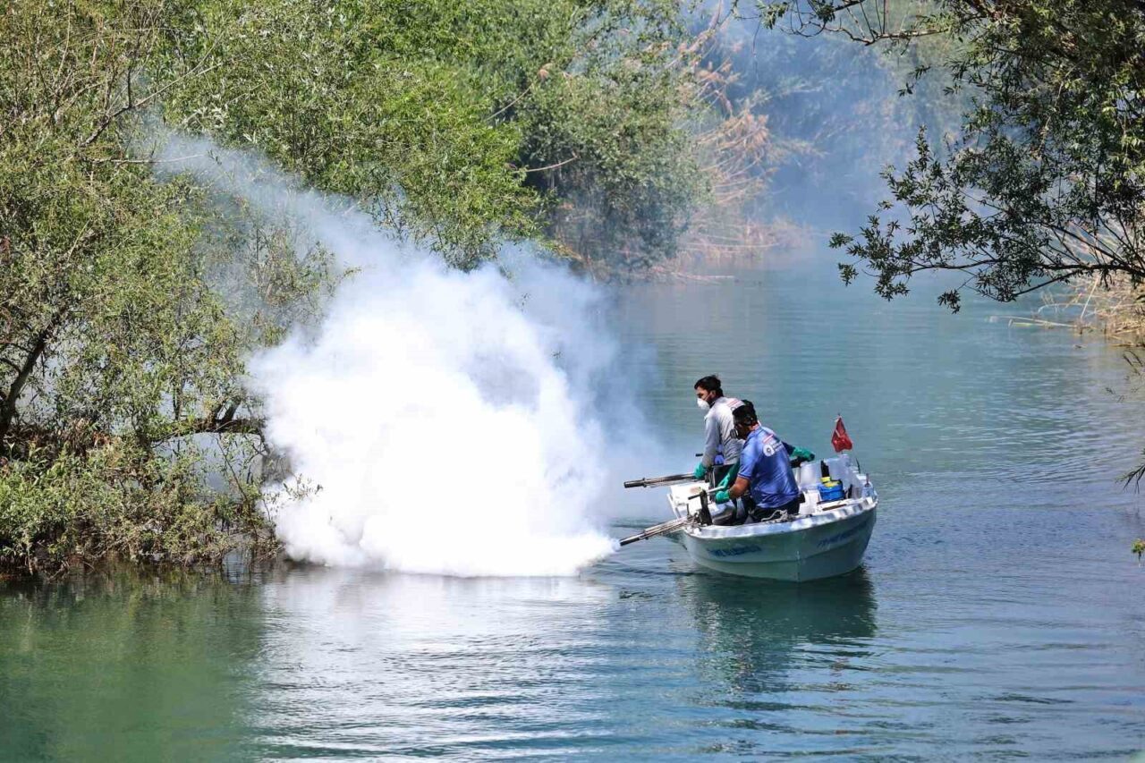 Antalya Büyükşehir Belediyesi, halk sağlığını korumak amacıyla kent genelinde vektörle