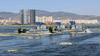 İzmir Körfezi’nde özellikle Gediz Nehri ve Ağıl Deresi üzerinden taşınan