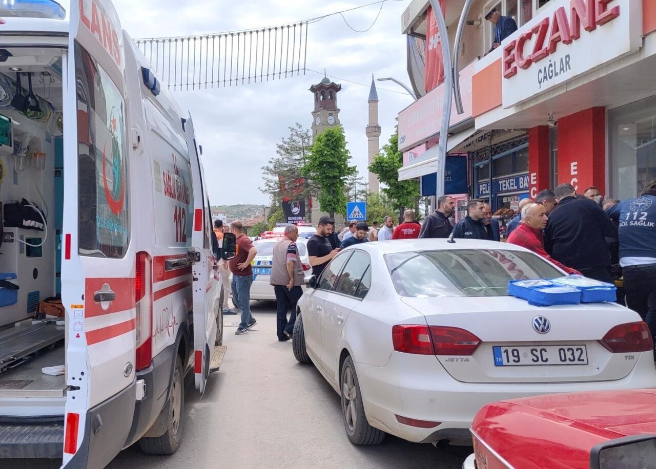 Çorum’un Sungurlu ilçesinde husumetlisi tarafından bıçaklanan vatandaş yaralandı. Olay, Sungurlu