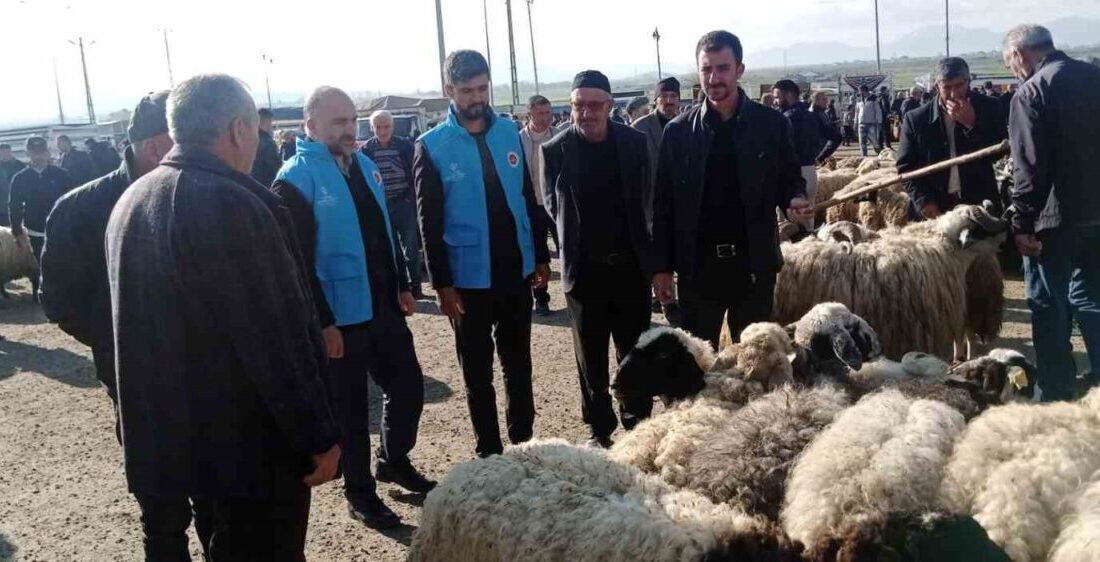Van’ın Çaldıran Müftülüğü görevlileri, Kurban Bayramı öncesi vatandaşların dini vecibelerini