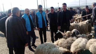 Van’ın Çaldıran Müftülüğü görevlileri, Kurban Bayramı öncesi vatandaşların dini vecibelerini