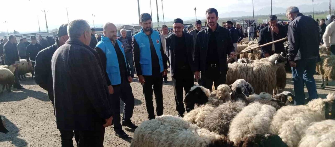 Van’ın Çaldıran Müftülüğü görevlileri, Kurban Bayramı öncesi vatandaşların dini vecibelerini
