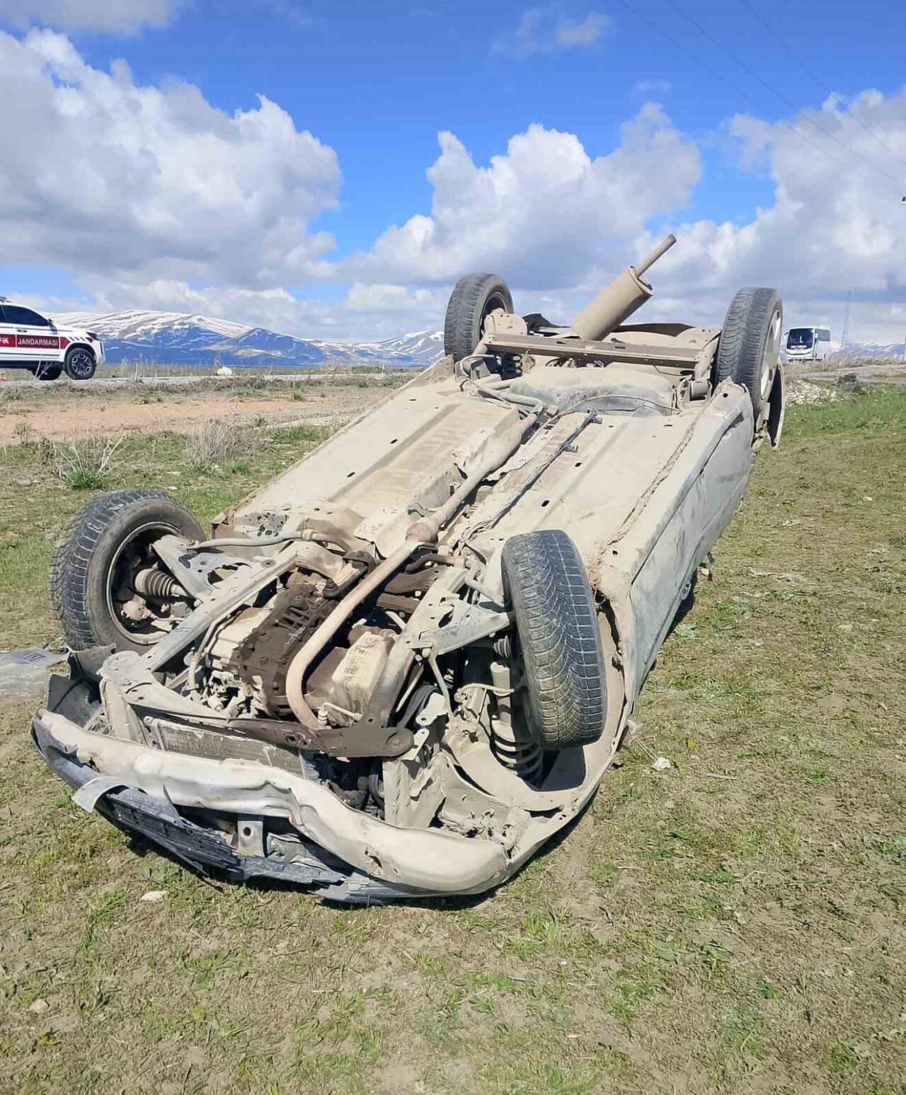 Van’ın Çaldıran ilçesinde otomobilin takla atması sonucu 2 kişi yaralandı.