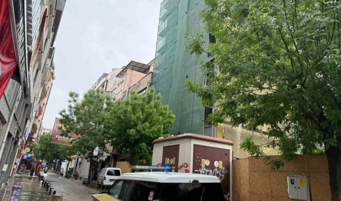 Eskişehir’de çalıştığı inşaatın asansör boşluğuna düşerek yaralanan işçi hastaneye kaldırıldı.