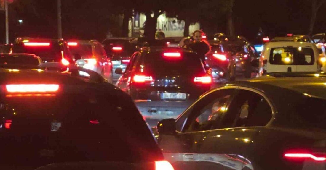 Kadıköy sahil yolunda seyir halindeki bir otomobilin camından sarkarak trafiği