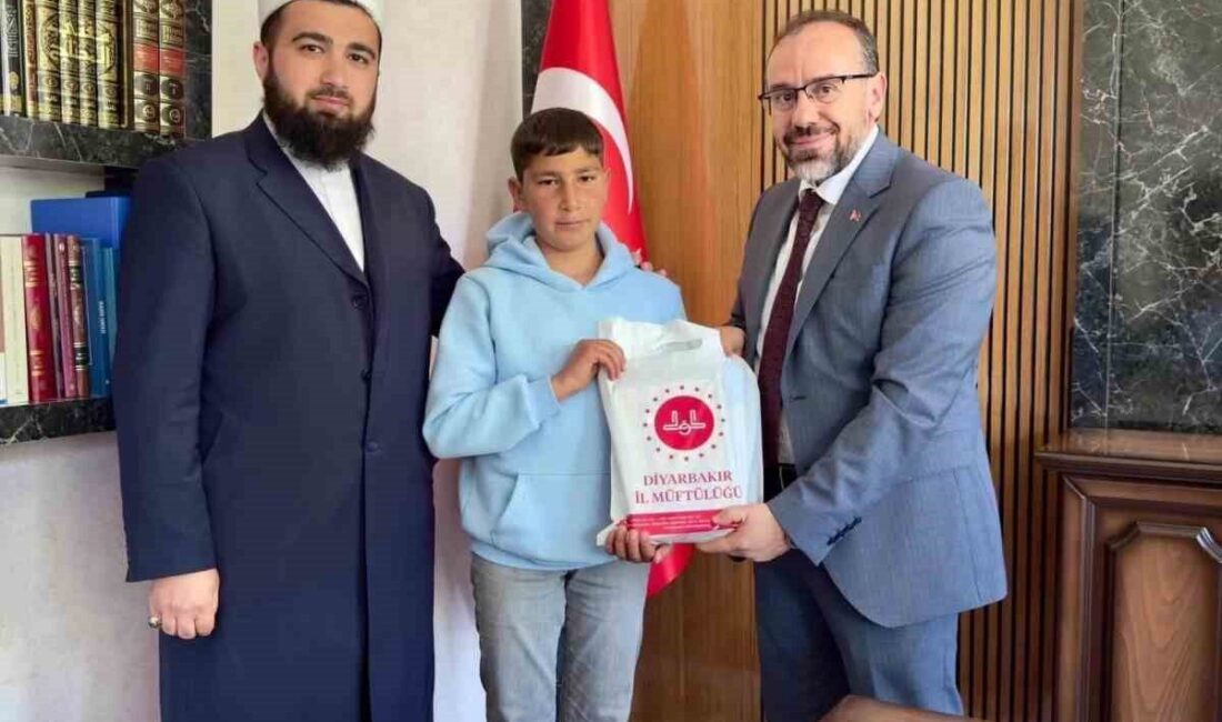 Diyarbakır’ın Çermik ilçesinde yapımına başlanan camii inşaatına kumbarasındaki harçlıklarını bağışlayan