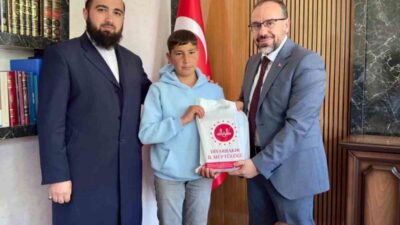 Diyarbakır’ın Çermik ilçesinde yapımına başlanan camii inşaatına kumbarasındaki harçlıklarını bağışlayan