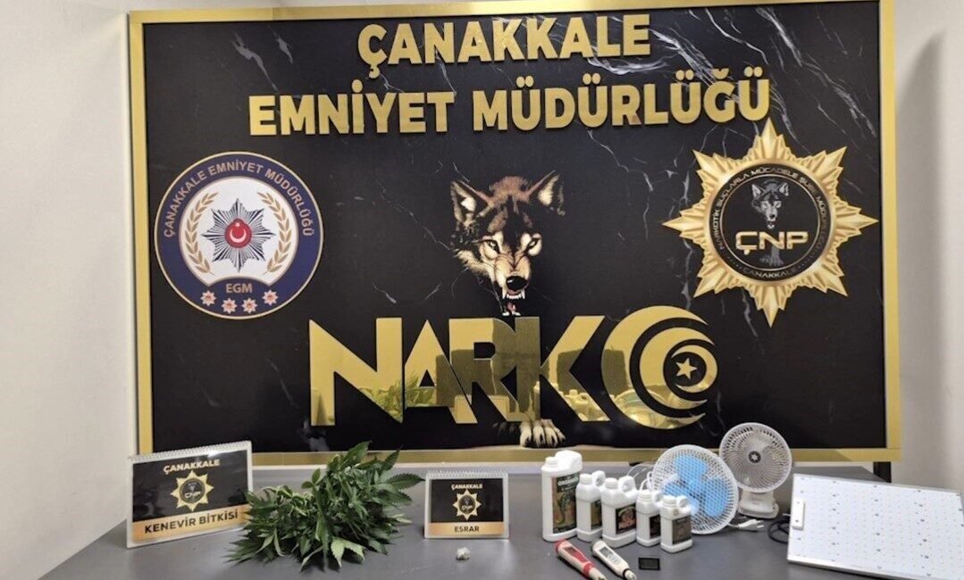 Çanakkale’de emniyet ekiplerince gerçekleştirilen huzur uygulamalarında FETÖ’den aranan 2 şüpheli
