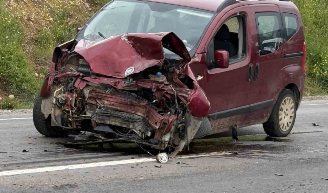 Çanakkale’nin Çan ilçesinde iki otomobilin çarpışması sonucu meydana gelen trafik