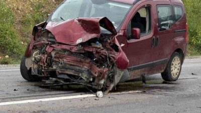 Çanakkale’nin Çan ilçesinde iki otomobilin çarpışması sonucu meydana gelen trafik
