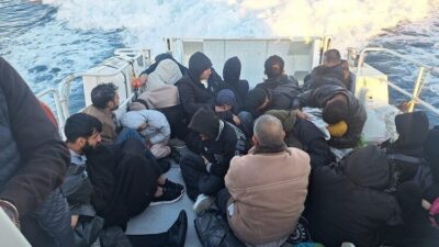Çanakkale’nin Ayvacık ilçesinde lastik botta 31 kaçak göçmen yakalandı. Ayvacık