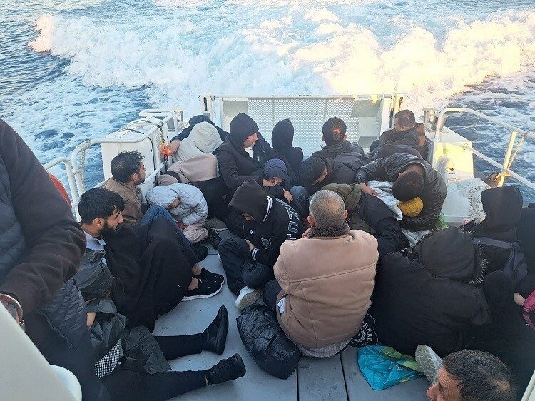Çanakkale’nin Ayvacık ilçesinde lastik botta 31 kaçak göçmen yakalandı. Ayvacık