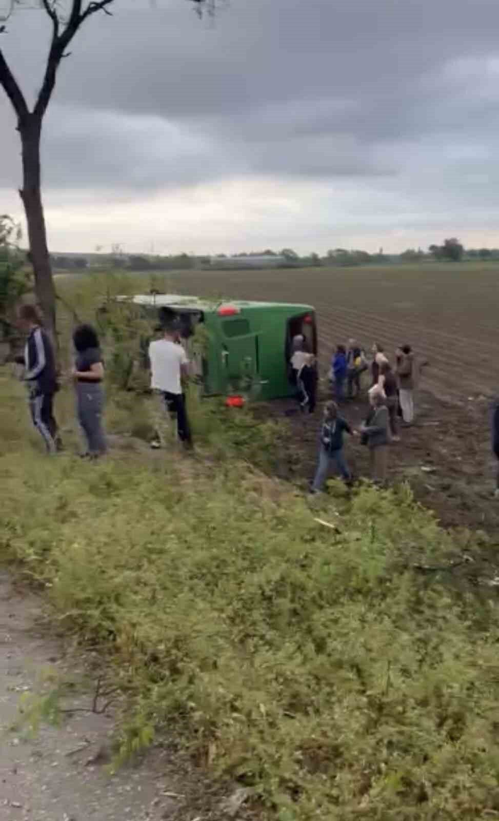 Çanakkale’nin Biga ilçesinde bir yolcu otobüsü devrildi. Kazada çok sayıda