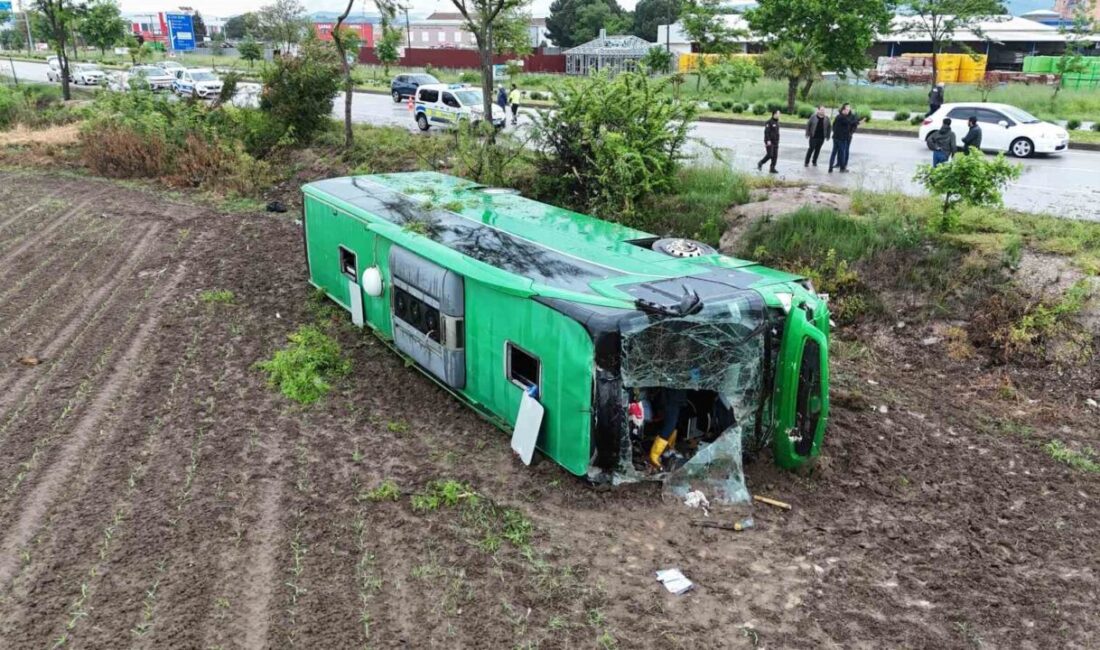 Çanakkale’nin Biga ilçesinde Ankara’dan Çanakkale’ye gelen tur otobüsü ilçe girişinde