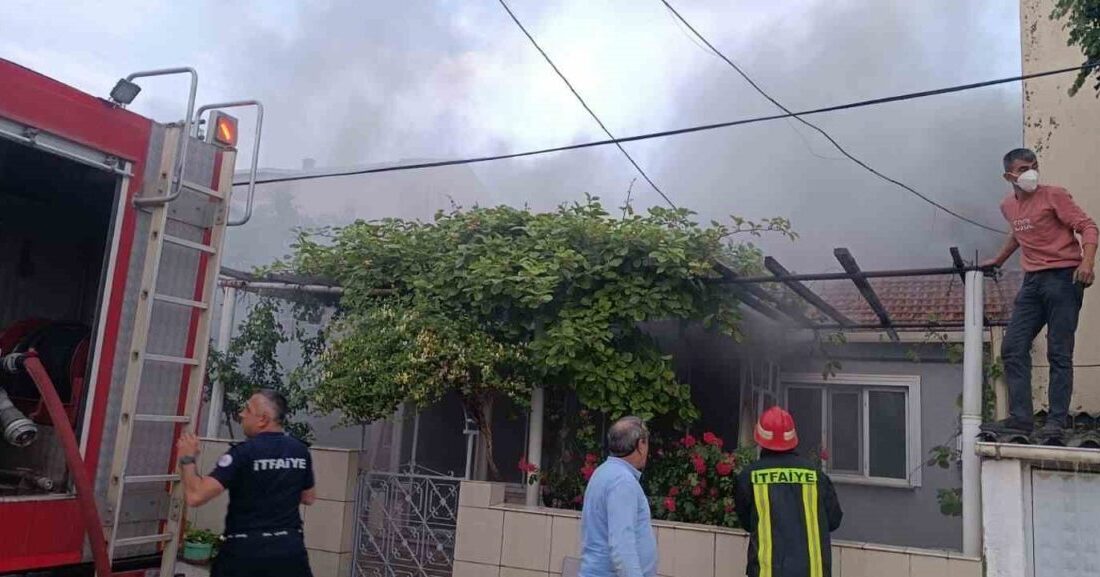 Çanakkale’nin Çan ilçesinde alevlere teslim olan ahşap ev kullanılmaz hale