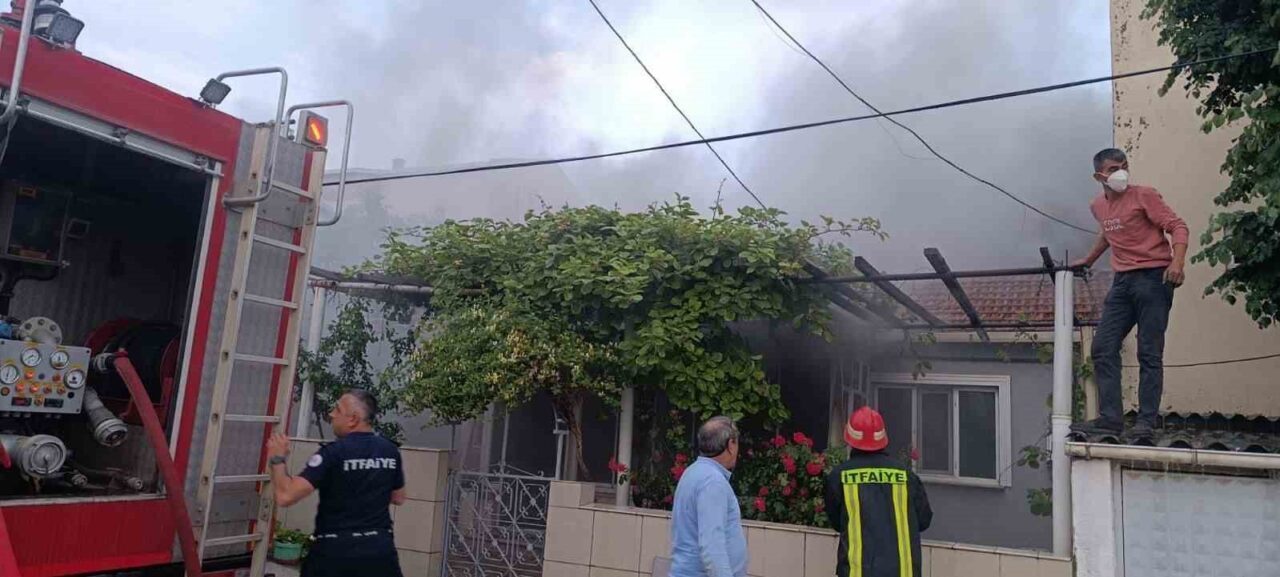 Çanakkale’nin Çan ilçesinde alevlere teslim olan ahşap ev kullanılmaz hale