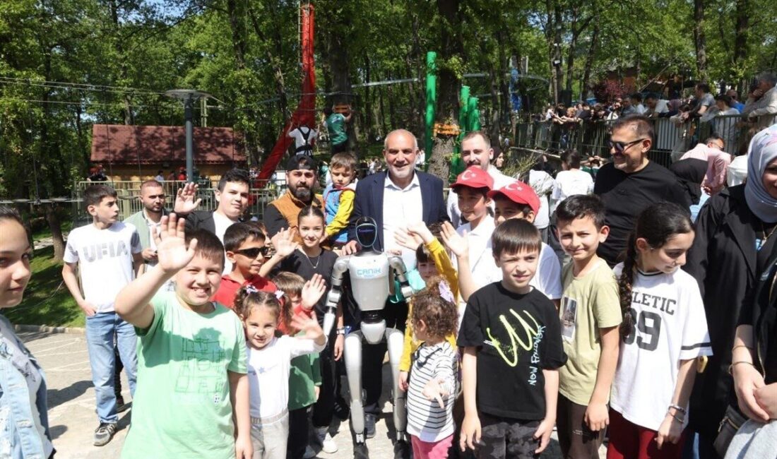 Samsun’da, Canik Belediyesi’nin hizmete sunduğu Canik Macera Parkı’nın açılış gününde,