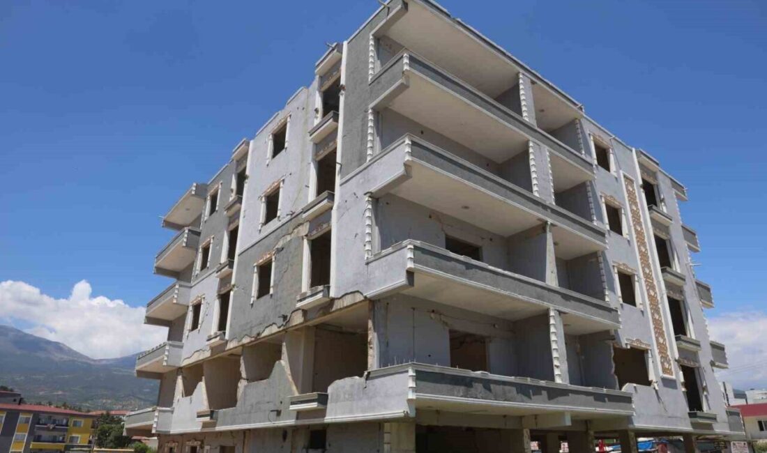 Hatay’ın Kırıkhan ilçesinde hayvansever İbrahim Göçer’in yıkımı yapılacak 5 katlı