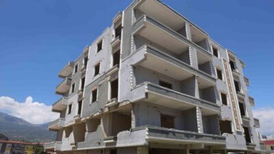 Hatay’ın Kırıkhan ilçesinde hayvansever İbrahim Göçer’in yıkımı yapılacak 5 katlı