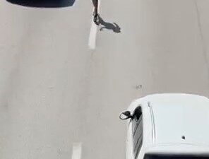 Bursa’da bir çocuk, akan trafikte canını hiçe sayarak yürüdü. Tehlikeli