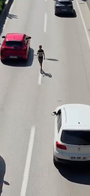 Bursa’da bir çocuk, akan trafikte canını hiçe sayarak yürüdü. Tehlikeli