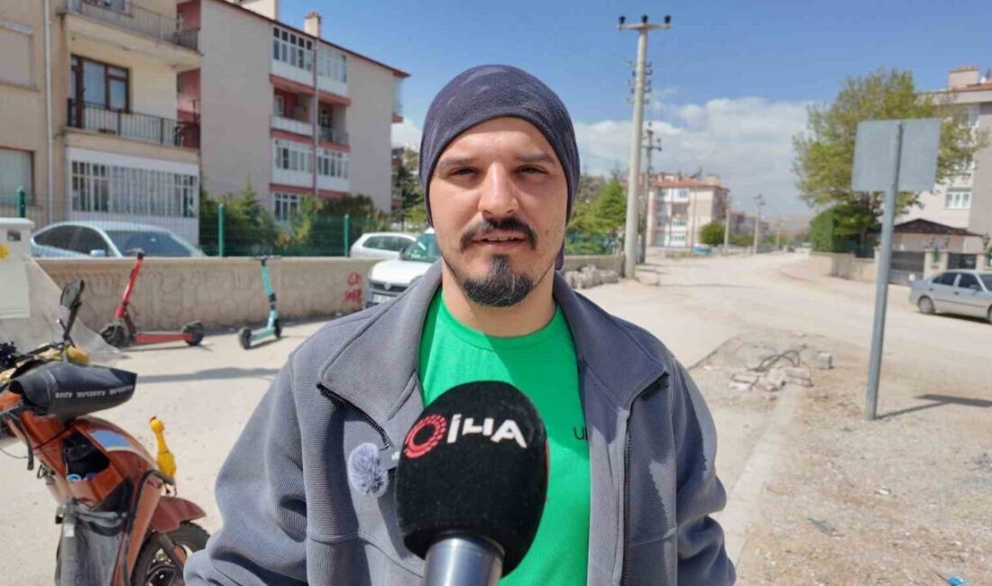 Konya’da yol kenarına düşen buzdolabı görenleri şaşırttı. Buzdolabını gören kurye