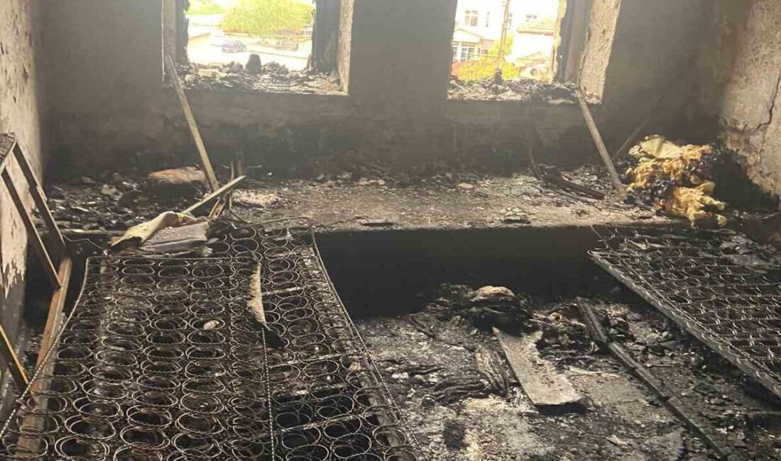 Nevşehir’in Çardak köyünde çıkan ev yangınında bir kişi yaralanırken, ev