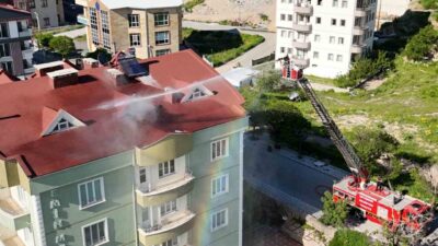 Nevşehir’de bir apartmanın çatı katında bulunan mutfakta çıkan yangın, itfaiye